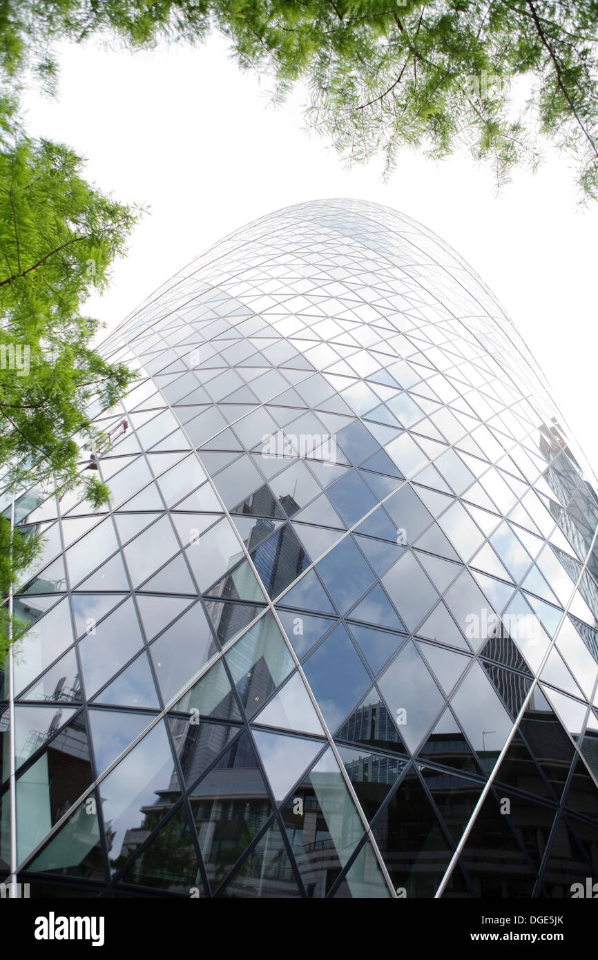 Le Gherkin in London, entouré d'arbres Banque D'Images