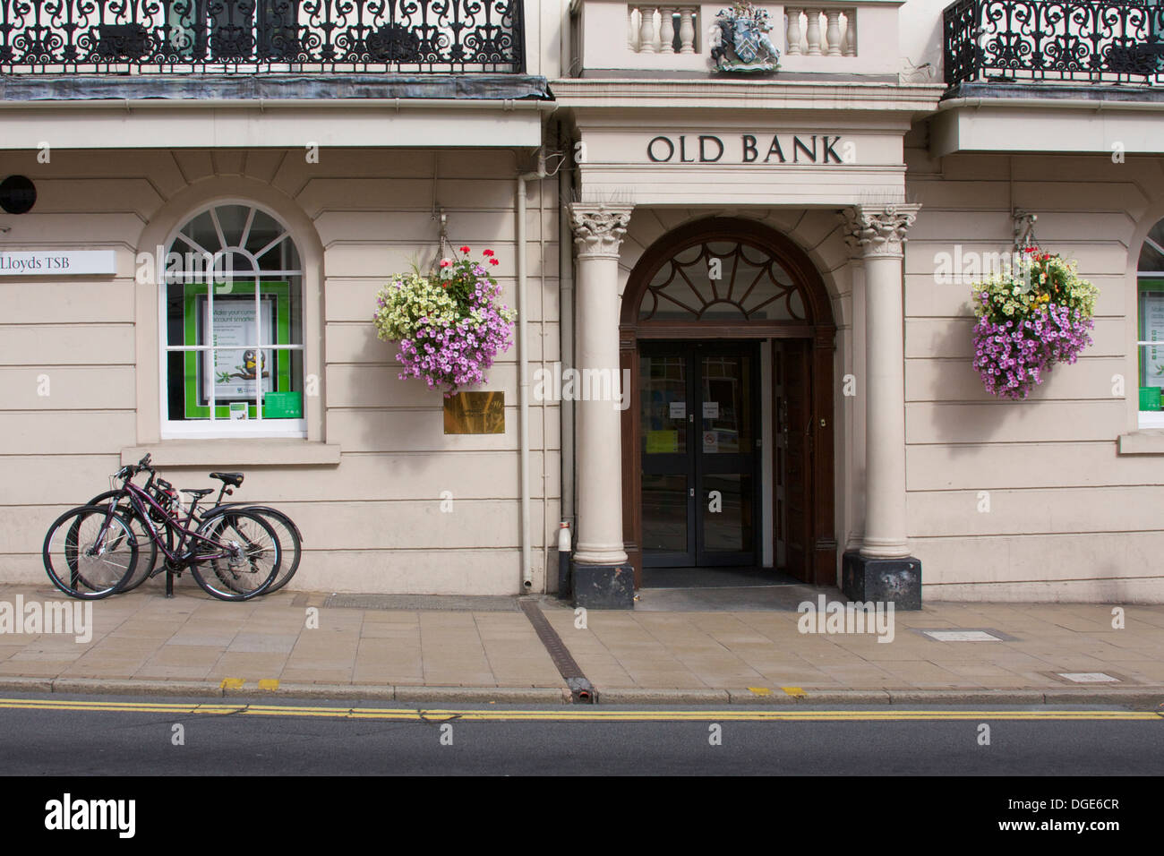 Les vélos garés devant l'entrée de l'ancienne Banque Lloyds TSB, Leamington Spa. Banque D'Images