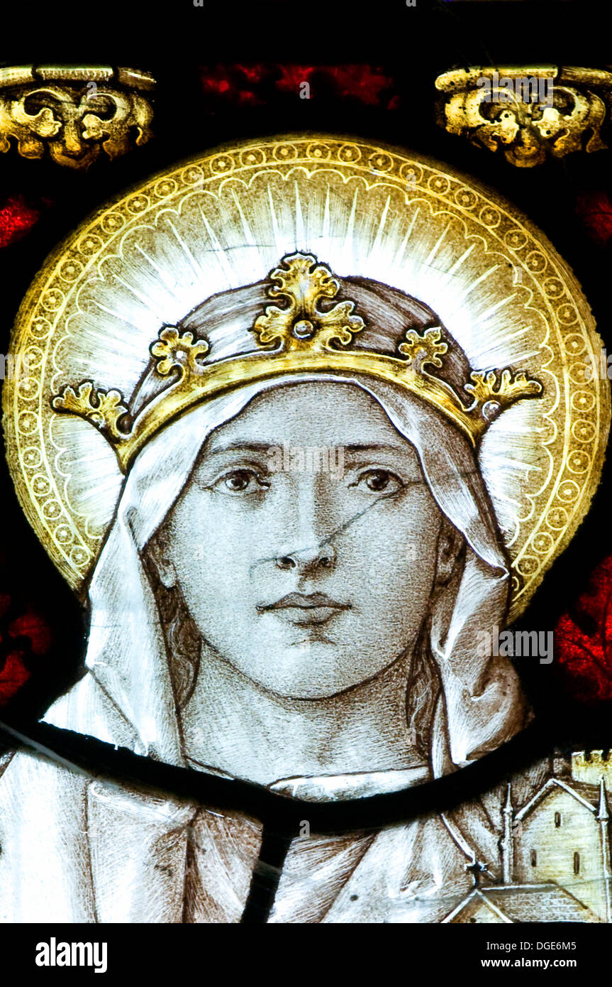 Vierge Mère Mary vitraux en tant que reine du ciel avec la couronne ornée d'or foulard en soie pure visage radieux un sentiment de calme serein Banque D'Images