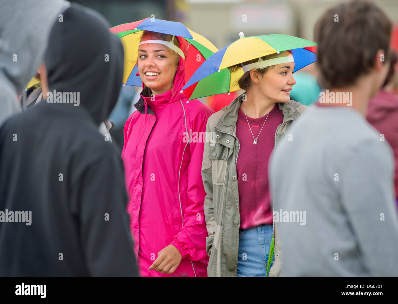 Le Reading Festival - filles avec parapluie tête chapeaux pour la scène principale, Août 2013 Banque D'Images
