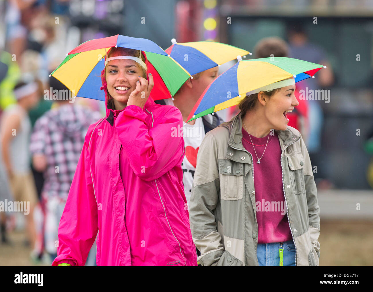 Le Reading Festival - filles avec parapluie tête chapeaux pour la scène principale, Août 2013 Banque D'Images