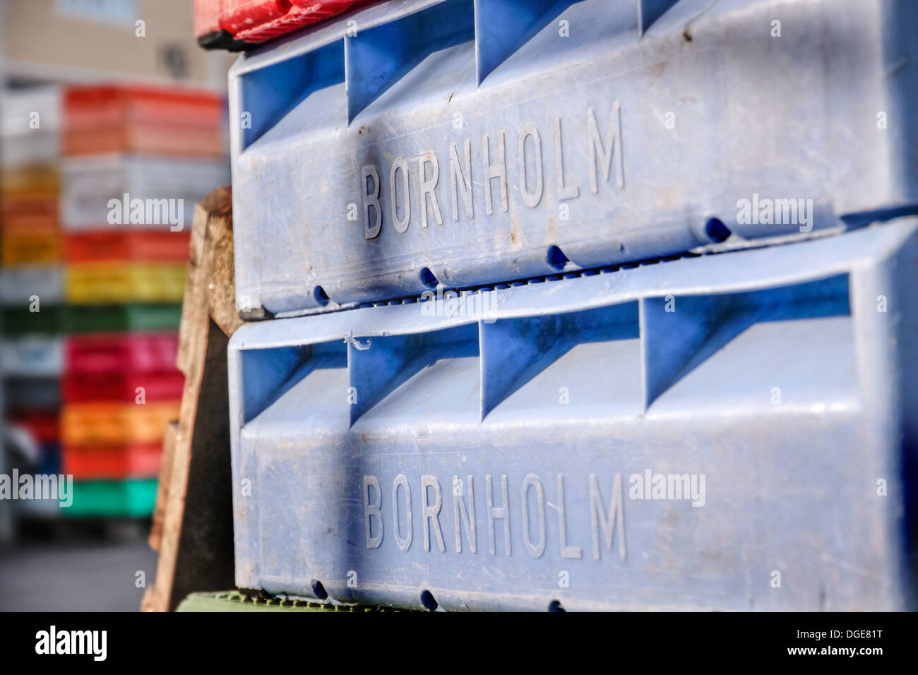 Les boîtes colorées pour les poissons dans le port de Svaneke sur Bornholm, Danemark Banque D'Images