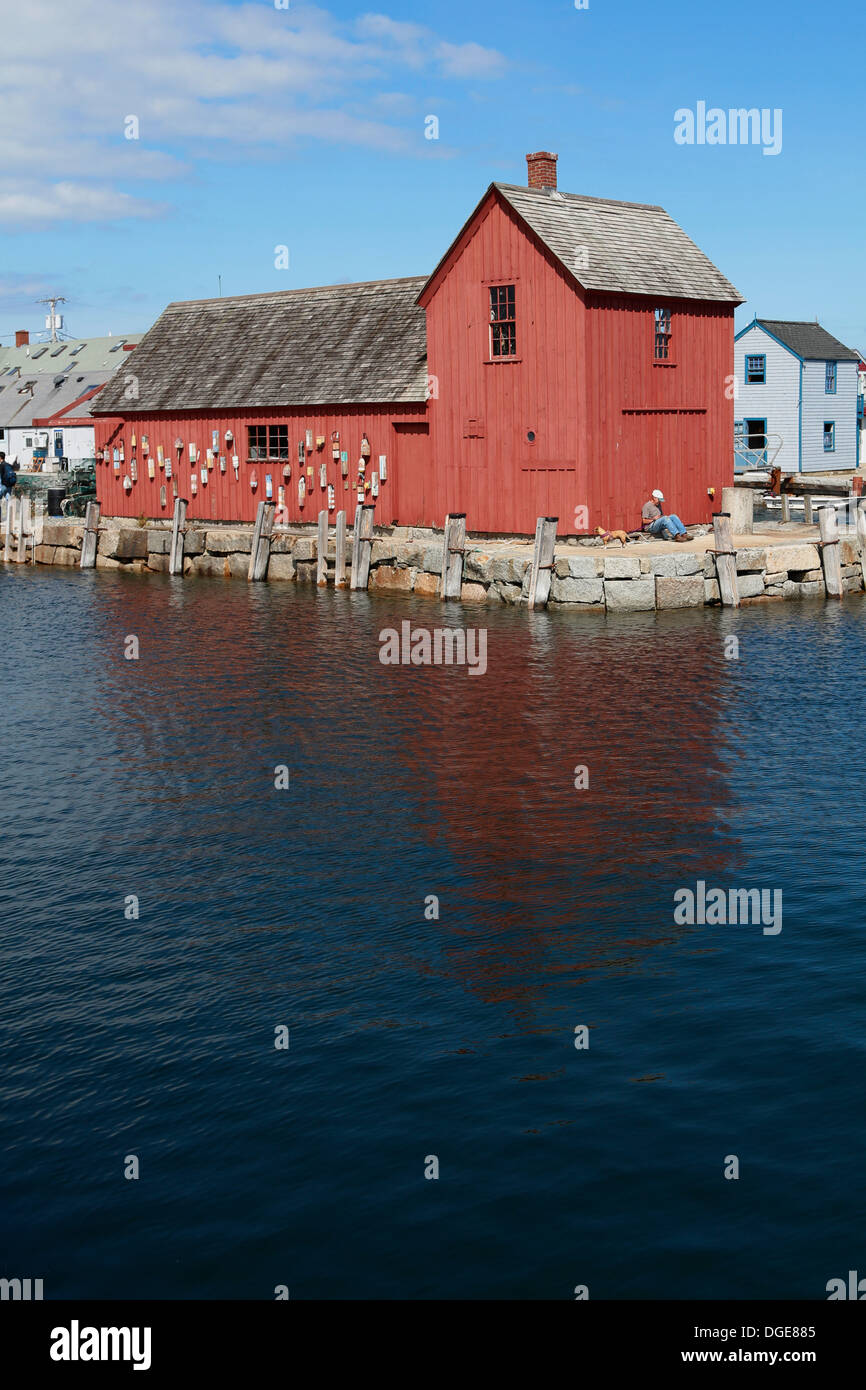 Motif numéro 1, situé sur Bradley Wharf dans la ville portuaire de Rockport, Massachusetts est connu comme « le bâtiment le plus souvent peint en Amérique ». Banque D'Images