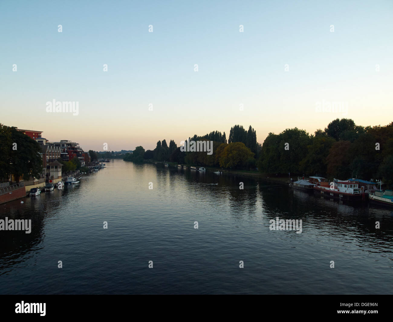 Tamise au crépuscule, près de Kingston, en Angleterre Banque D'Images