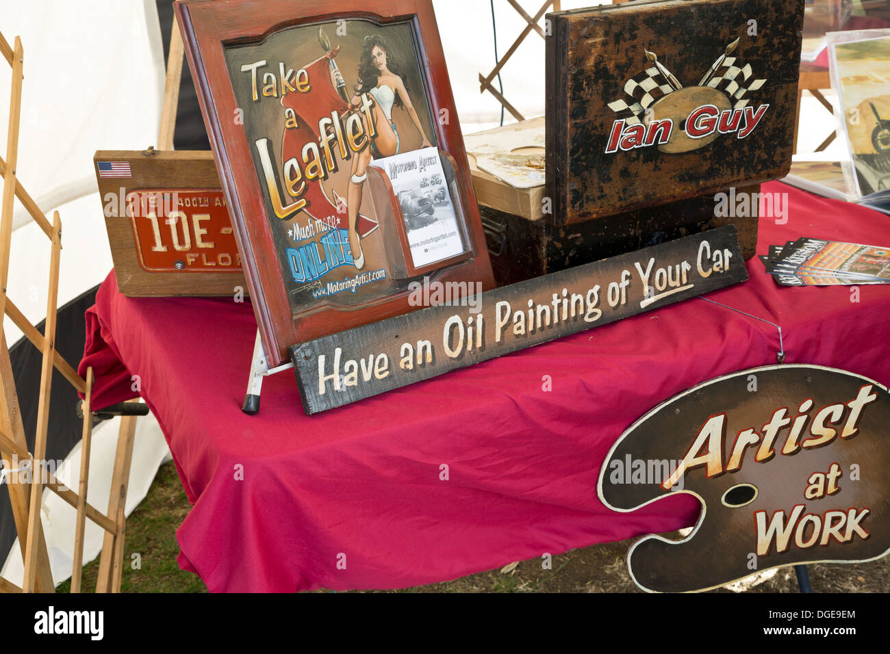 La promotion de l'artiste de son travail car les peintures à l'huile à l'American International Auto Club Classic Car Show 2013, Northampton, Angleterre Banque D'Images
