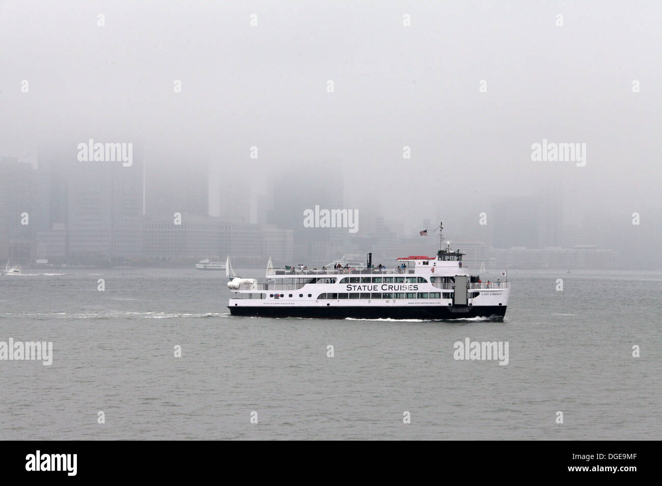 Statue de la liberté dans un épais brouillard bateau de croisière dans le port de New York Banque D'Images