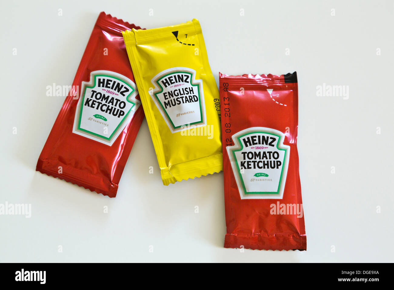 Sachets de Heinz Tomato ketchup et sauce moutarde anglaise Photo Stock