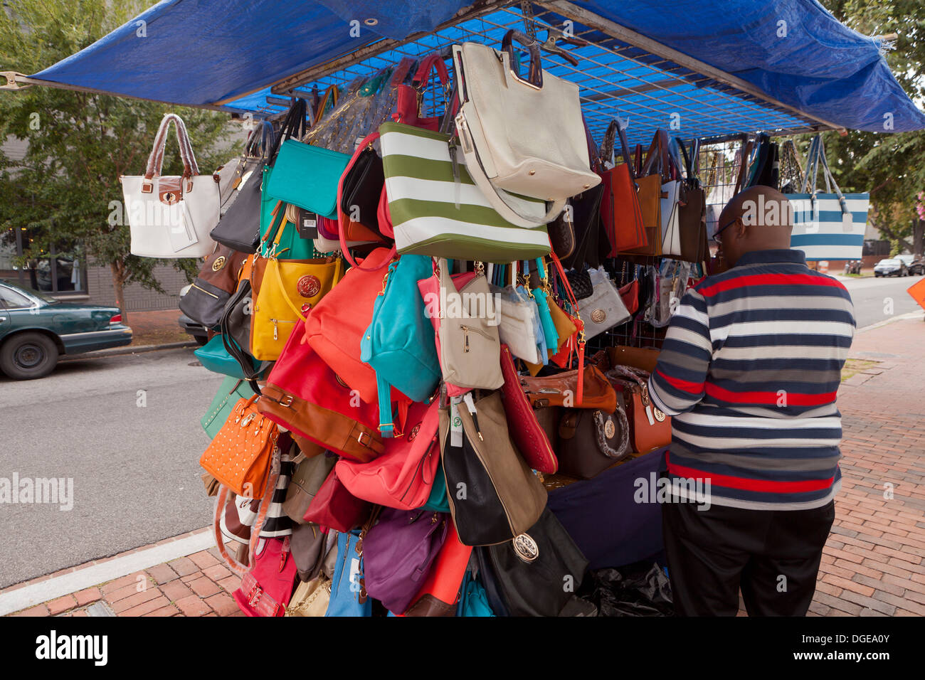 Mesdames sac à main street vendor panier - USA Banque D'Images