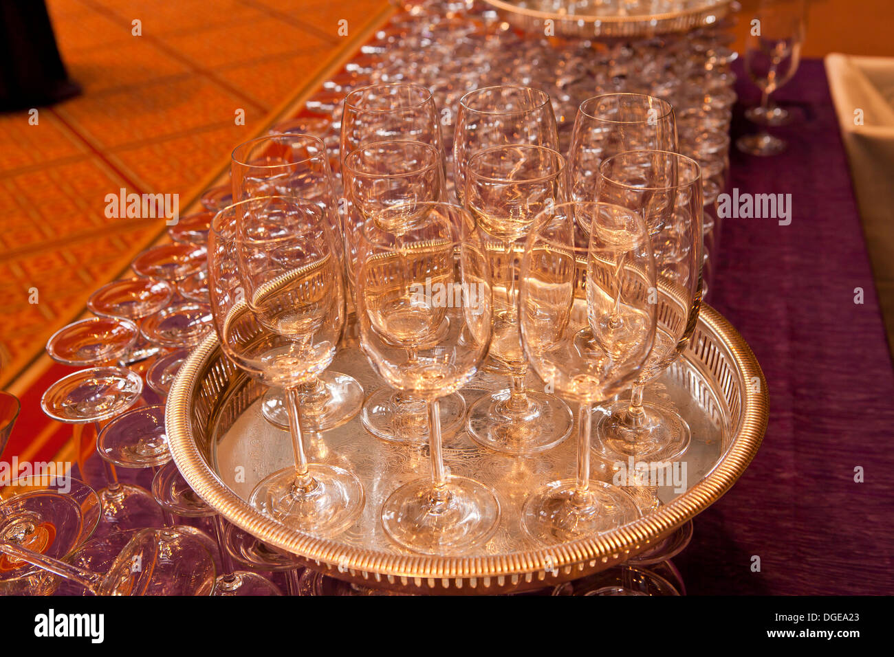 Verres à vin préparé pour grand événement - USA Banque D'Images