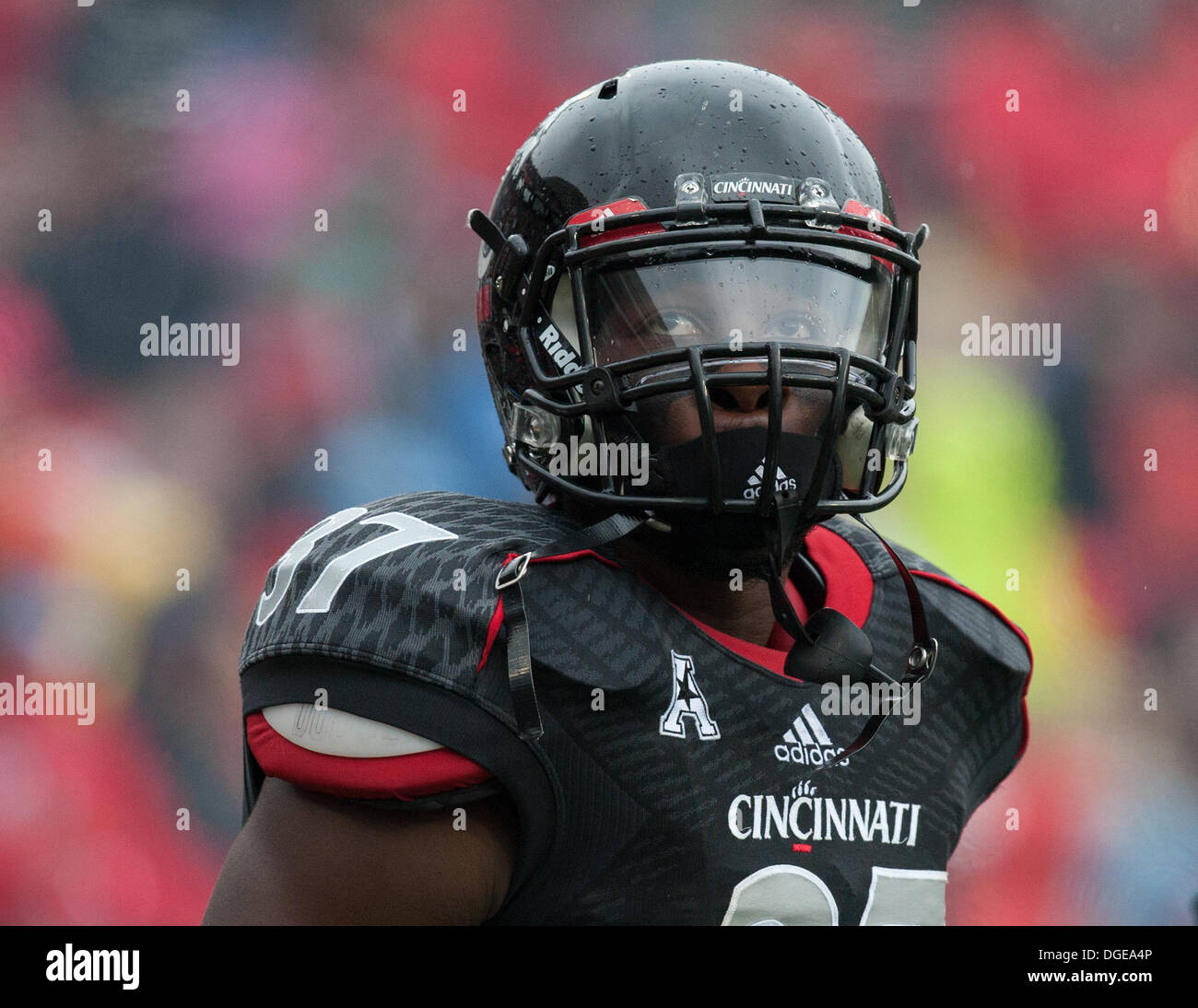 Cincinnati, OH, USA. 19 Oct, 2013. 19 octobre 2013 : Cincinnati Bearcats linebacker Lindsay Crook (37) au cours de la NCAA Football match entre le Connecticut Huskies et les Bearcats de Cincinnati à Nippert Stadium à Cincinnati, OH. Les Cincinnati Bearcats défait le Connecticut Huskies 41-16. © csm/Alamy Live News Banque D'Images