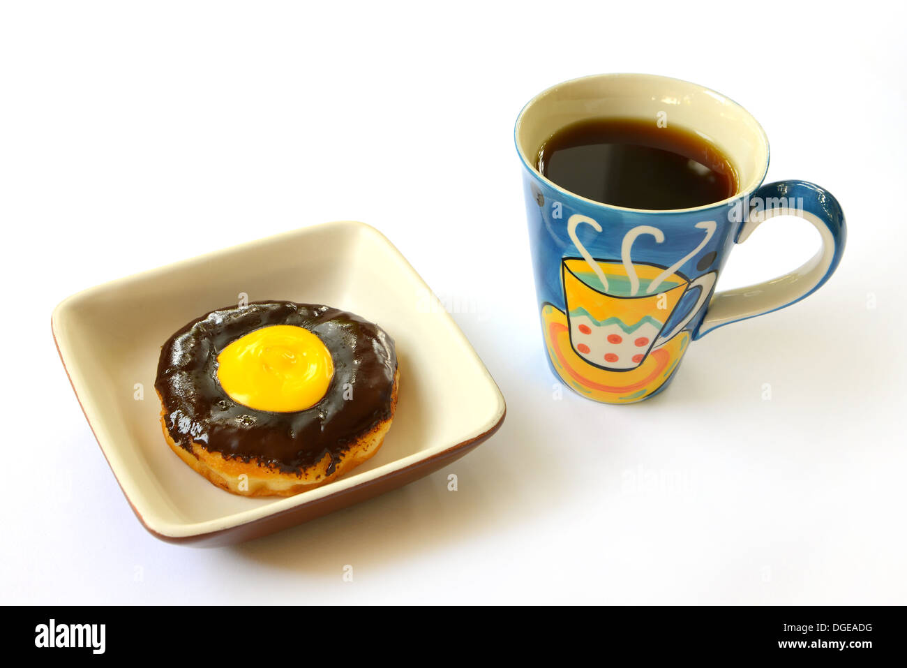 Beignet au chocolat avec des tasse de café isolé sur fond blanc Banque D'Images
