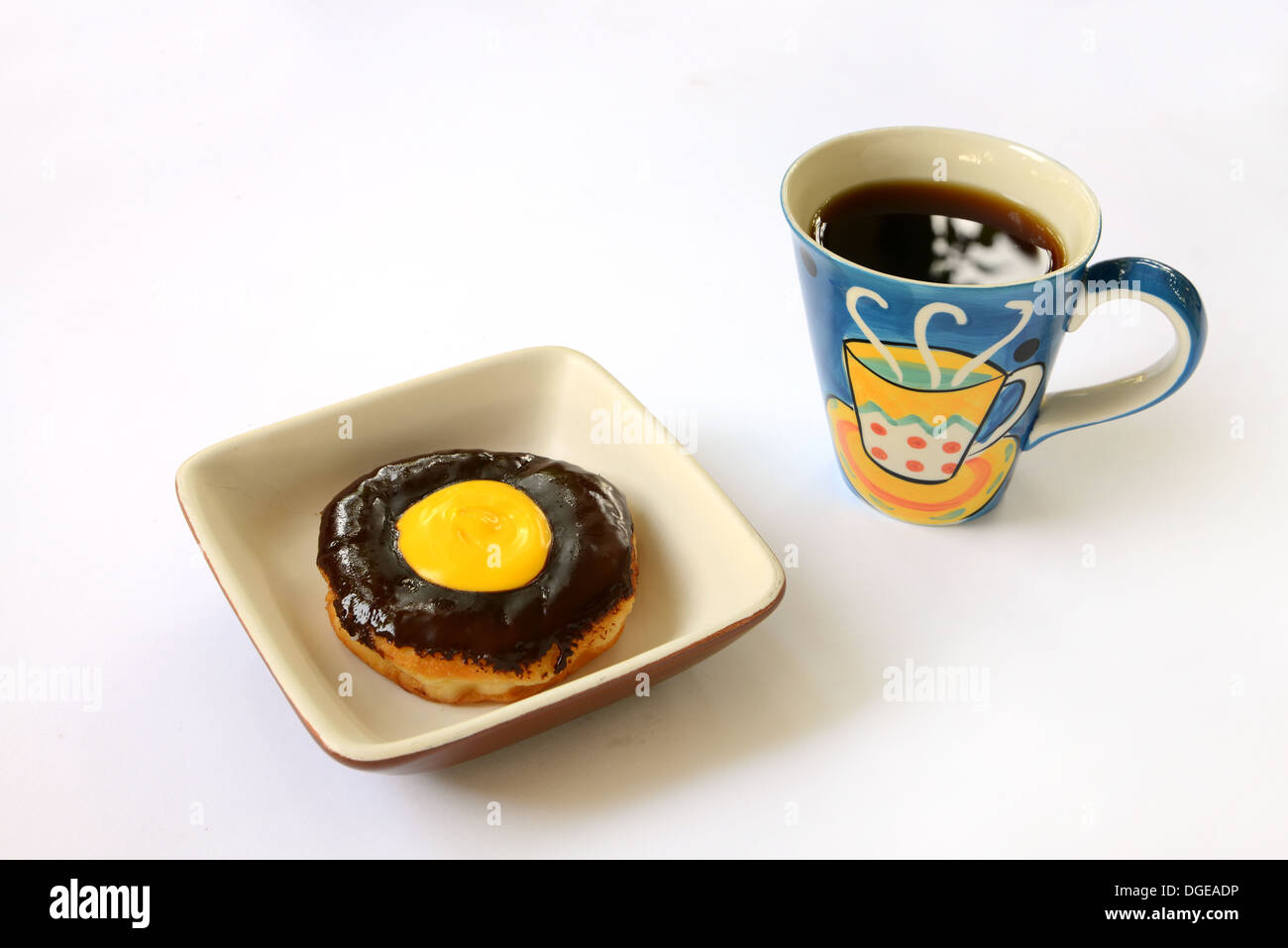 Beignet au chocolat avec des tasse de café isolé sur fond blanc Banque D'Images