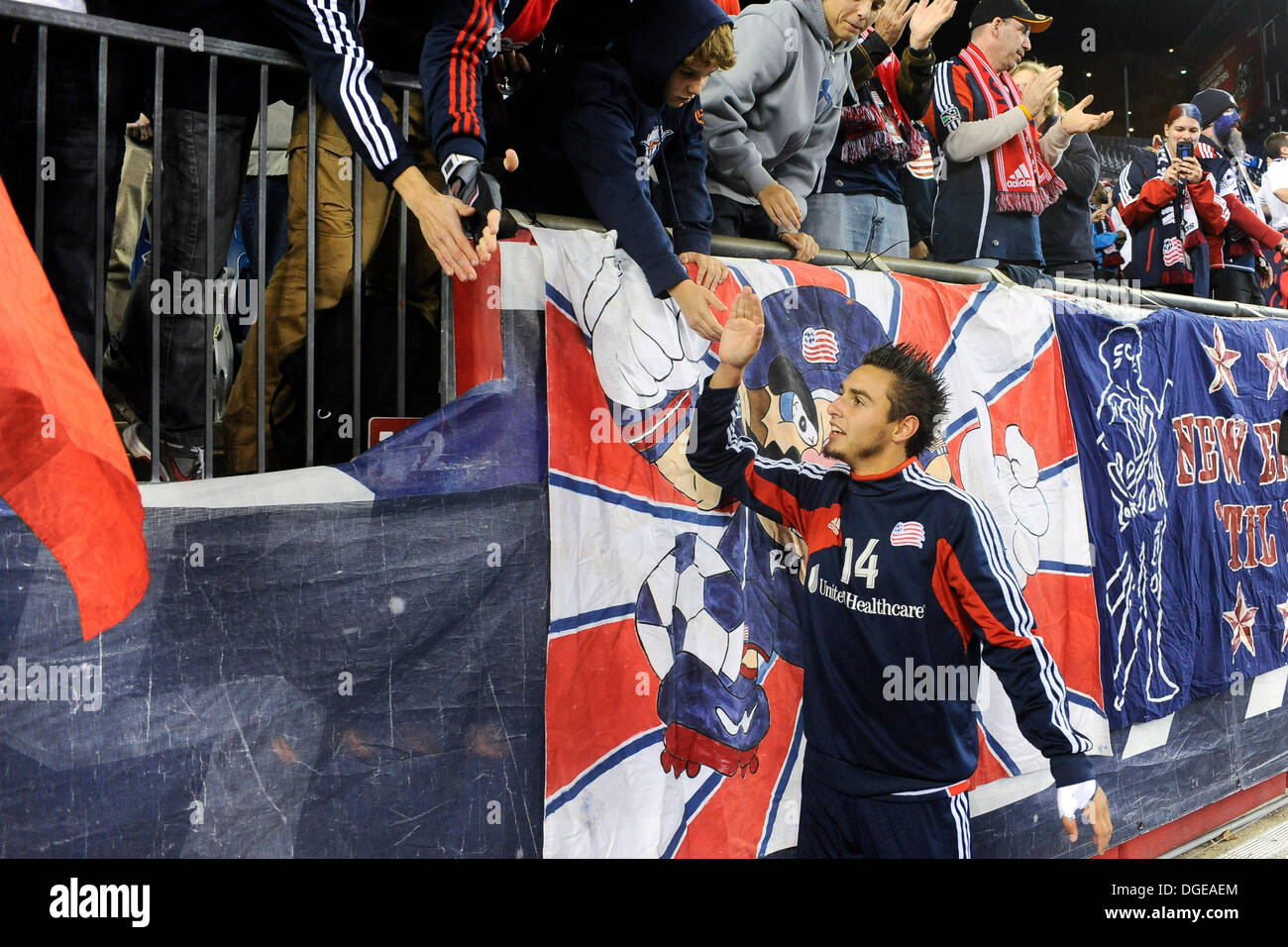 Foxborough, Massachusetts, USA. 19 Oct, 2013. 19 octobre 2013 - Foxborough, Massachusetts, États-Unis - New England Revolution en avant Diego Fagundez (14) high fives spectateurs après avoir remporté le match de football entre le MLS Columbus Crew et le New England Revolution tenue au Stade Gillette à Foxborough dans le Massachusetts. L'équipage bat révolution 3-2 Eric Canha/CSM/Alamy Live News Banque D'Images