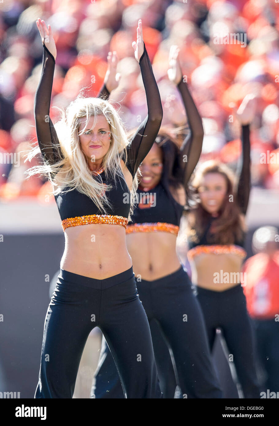 Stillwater, Oklahoma, USA. 19 Oct, 2013. 19 octobre 2103 : Oklahoma State Cowboys cheerleaders effectue au cours de la NCAA football match entre le TCU Horned Frogs et l'Oklahoma State Cowboys à Boone Pickens Stadium à Stillwater, OK © csm/Alamy Live News Banque D'Images