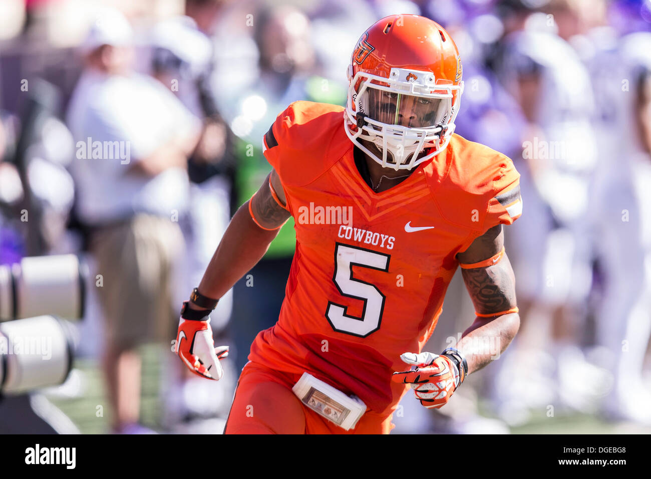 Stillwater, Oklahoma, USA. 19 Oct, 2013. 19 octobre 2103 : Oklahoma State Cowboys receveur Josh Stewart (5) au cours de la NCAA football match entre le TCU Horned Frogs et l'Oklahoma State Cowboys à Boone Pickens Stadium à Stillwater, OK © csm/Alamy Live News Banque D'Images