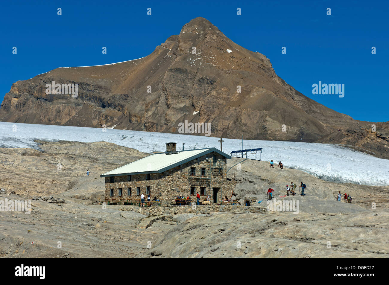 Refuge de montagne du Club Alpin Suisse (CAS) Cabane de Prarochet au Glacier de Tsanfleuron, Alpes Bernoises, Valais, Suisse Banque D'Images