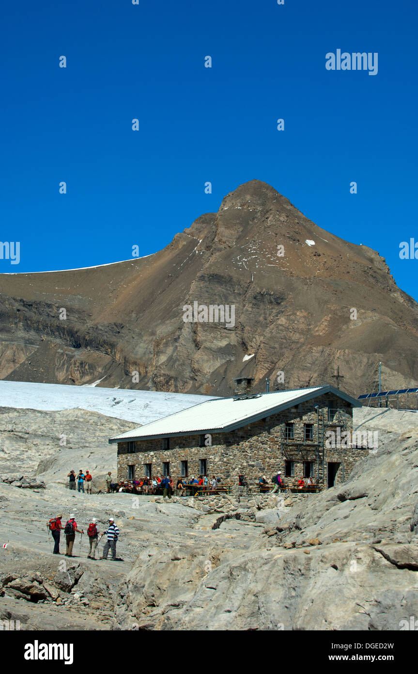 Refuge de montagne du Club Alpin Suisse (CAS) Cabane de Prarochet au Glacier de Tsanfleuron, Alpes Bernoises, Valais, Suisse Banque D'Images