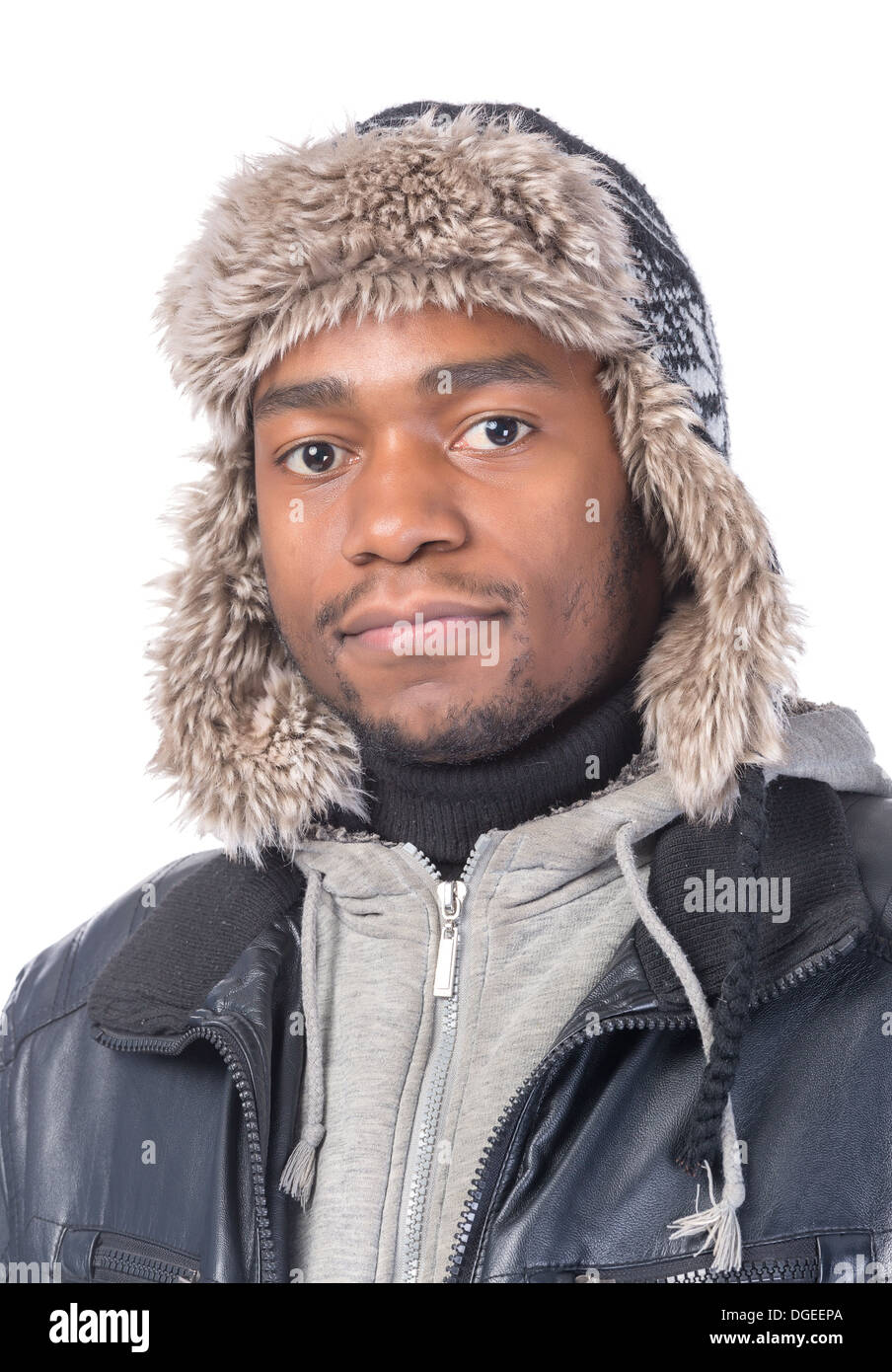 Portrait of a handsome smiling afro-américain portant un chapeau de fourrure et une veste d'hiver Banque D'Images