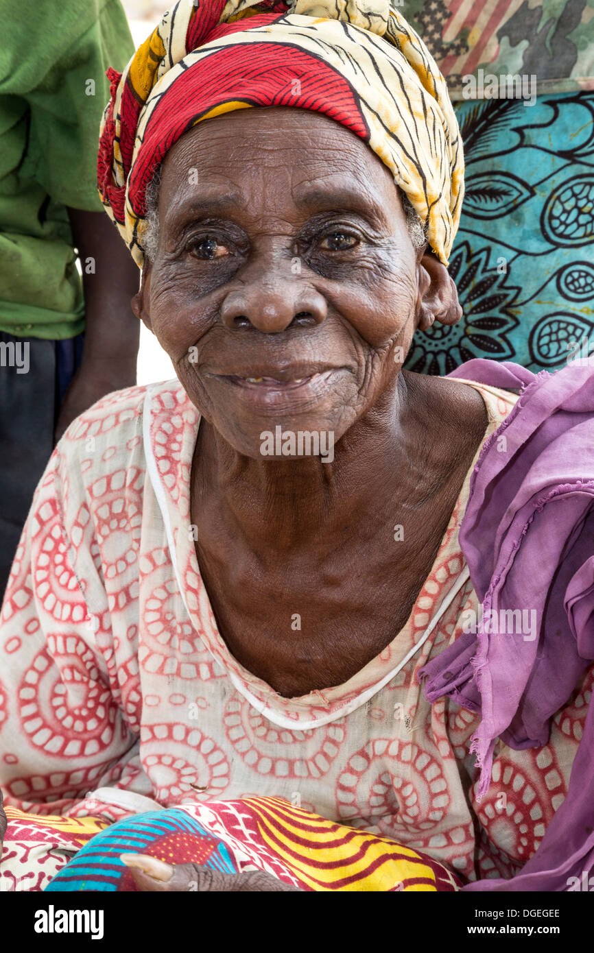 Vieille Femme, Nixo, village près de Sokone, au Sénégal. Ethnie sérère. Banque D'Images