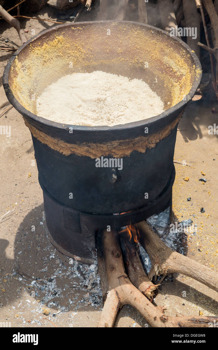 Le Millet de cuisson au feu de bois, Nixo, village près de Sokone, au Sénégal Banque D'Images