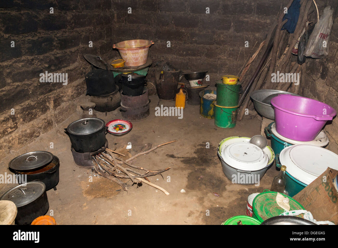 Le Millet de cuisson au feu de bois, Nixo, village près de Sokone, au Sénégal Banque D'Images