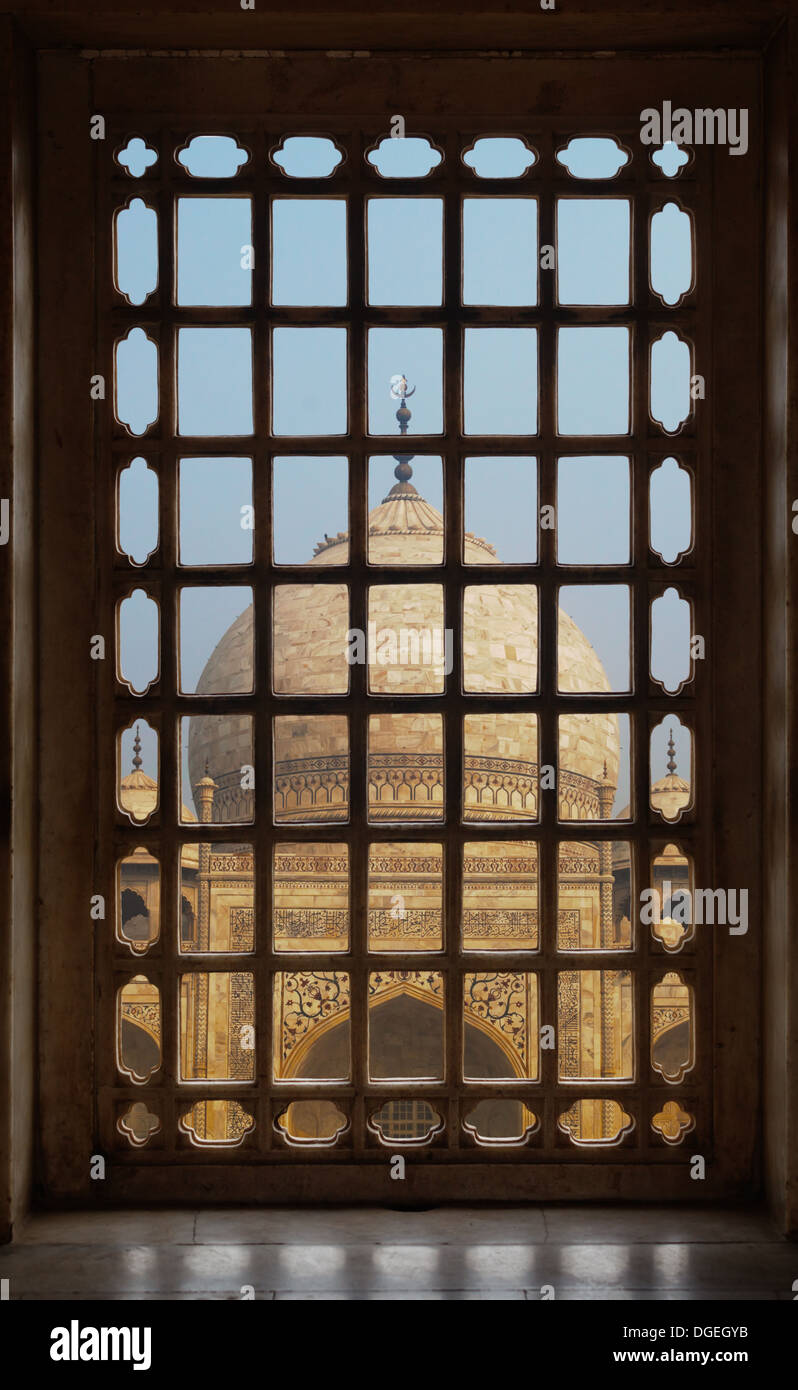 L'architecture musulmane indienne. Taj Machal dans fenêtre Banque D'Images