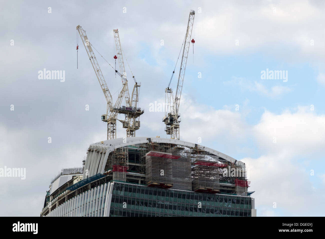 20 Fenchurch Street pendant la construction avec des grues à flèche relevable perché sur le toit inachevé Banque D'Images