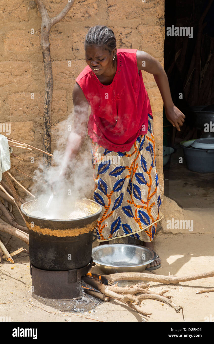 Le Millet de cuisson au feu de bois, Nixo, village près de Sokone, au Sénégal. Ethnie sérère. Banque D'Images