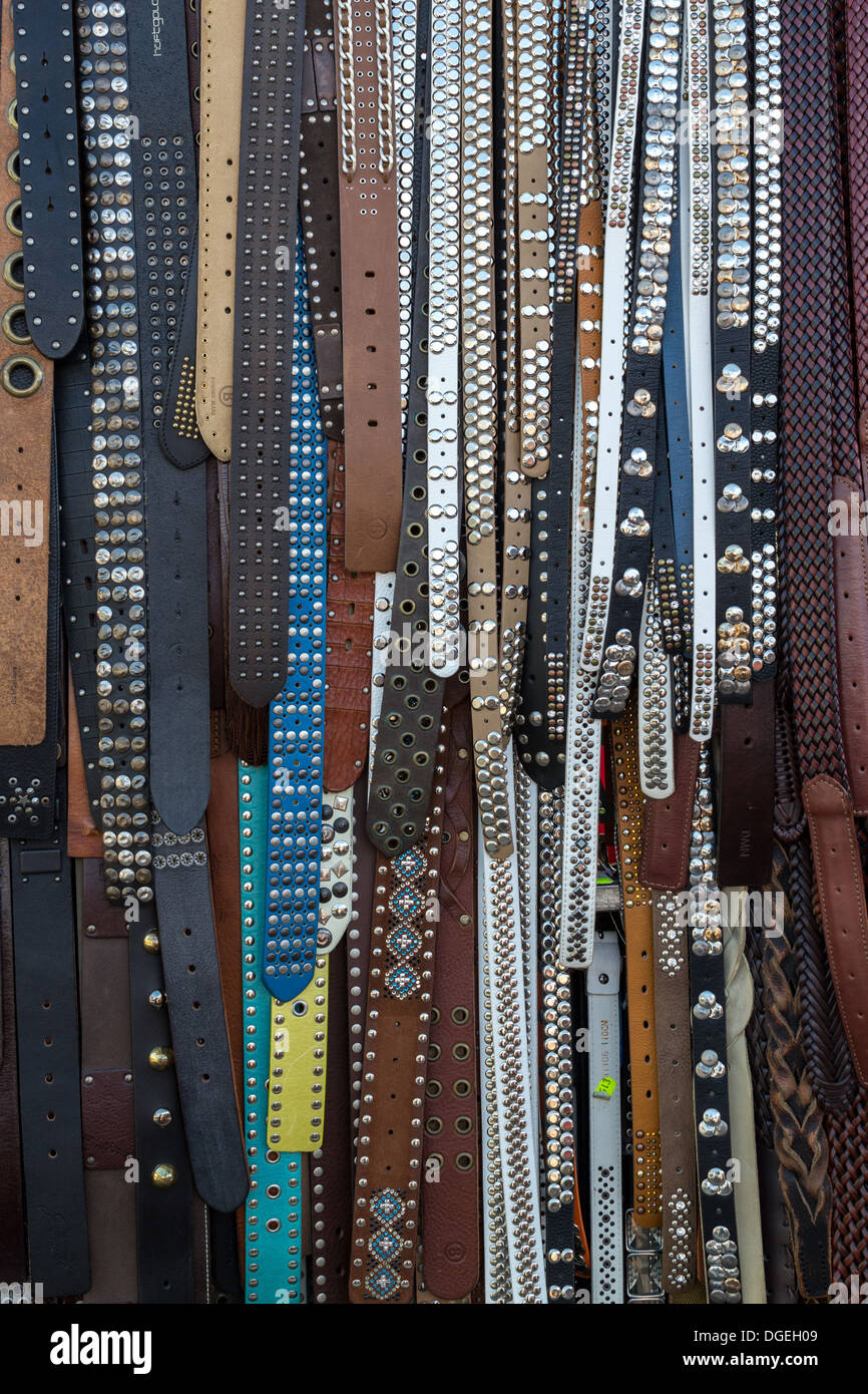 Les ceintures en cuir accroché à vendre Banque D'Images