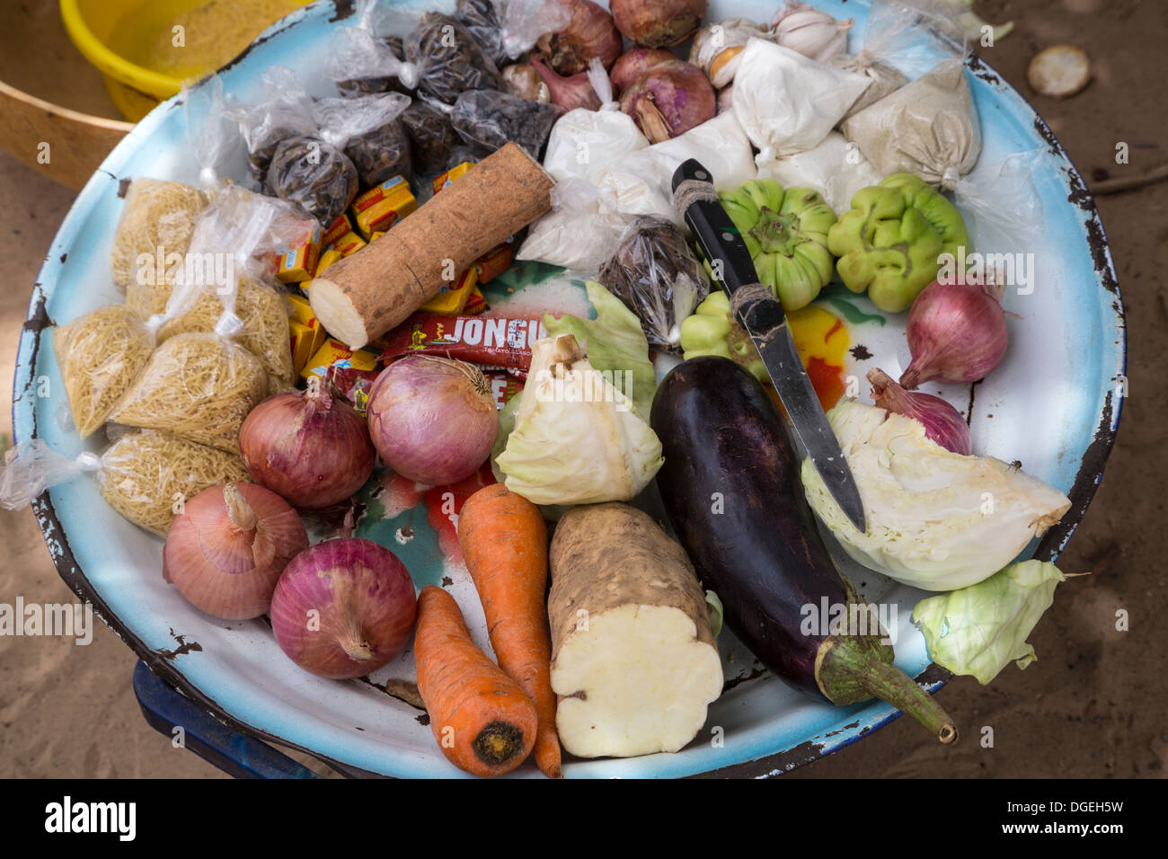 Les légumes et les assaisonnements de bassin pour les vendre à des femmes sans temps de courir sur le marché. Nixo, village près de Sokone, au Sénégal Banque D'Images
