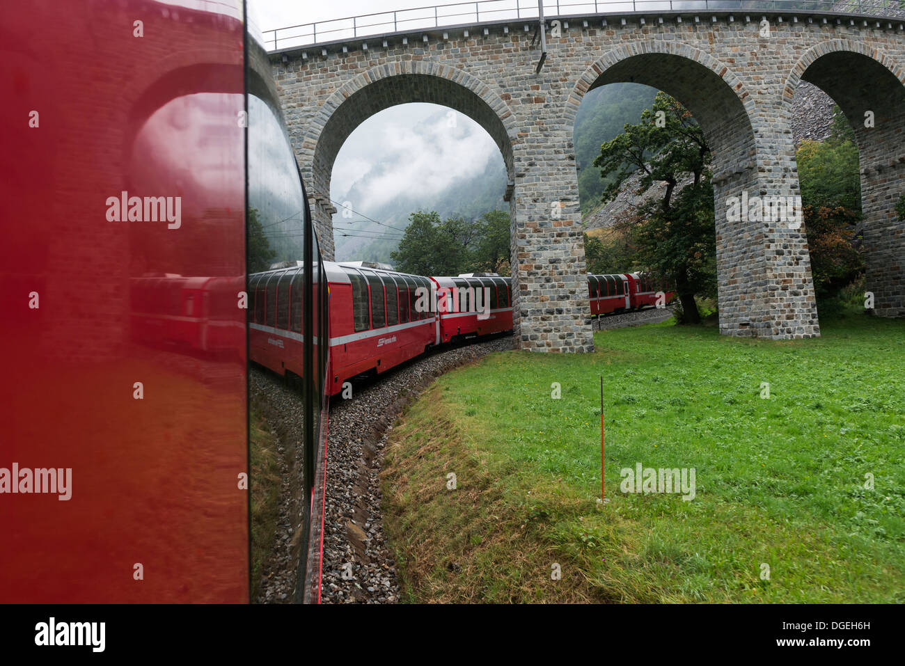 Swiss Mountain train Bernina Express passe la spirale du viaduc de Brusio, Suisse Banque D'Images