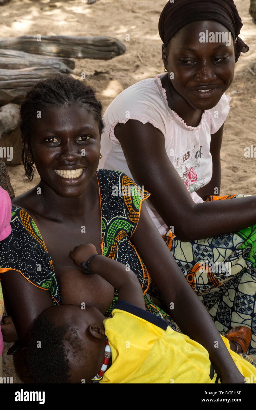 Jeune femme d'allaiter son bébé, Nixo, village près de Sokone, au Sénégal. Ethnie sérère. Banque D'Images