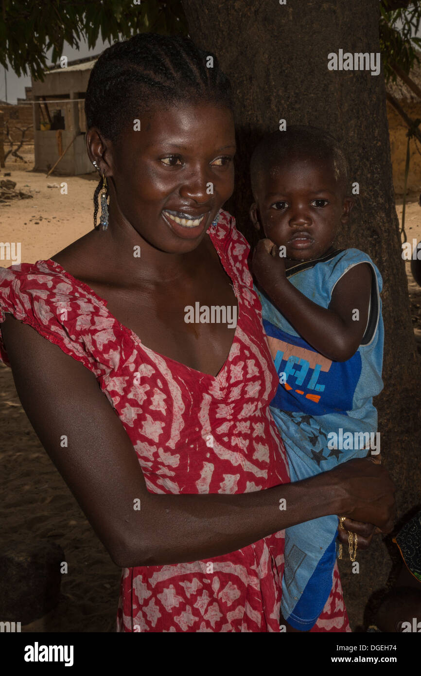 Young Woman Holding Jeune garçon, Nixo, village près de Sokone, au Sénégal. Ethnie sérère. Banque D'Images