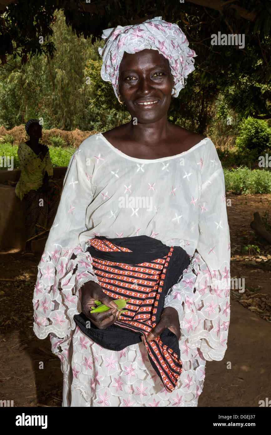 Dialacouna, au Sénégal. Femme tenant le gombo. Wolof groupe ethnique. Banque D'Images