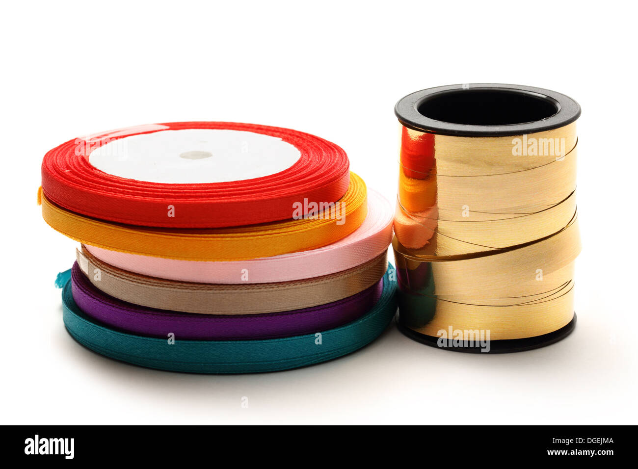 Bobines de ruban sur fond blanc Banque D'Images
