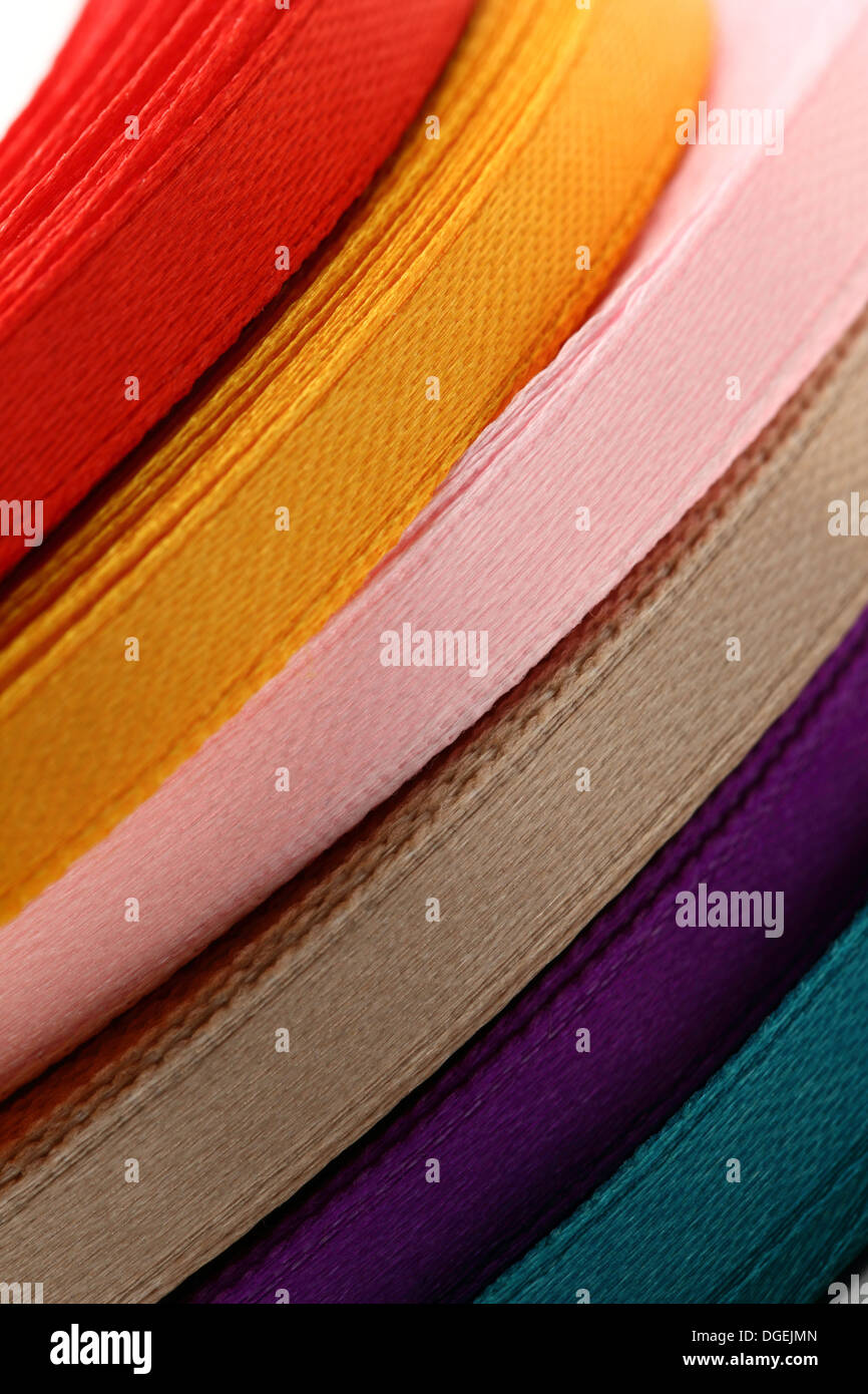 Bobines de ruban sur fond blanc Banque D'Images