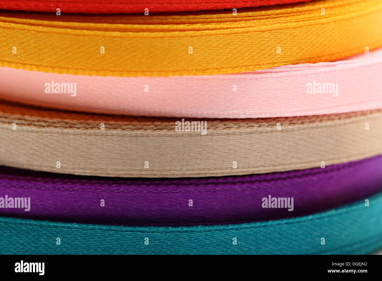 Bobines de ruban sur fond blanc Banque D'Images