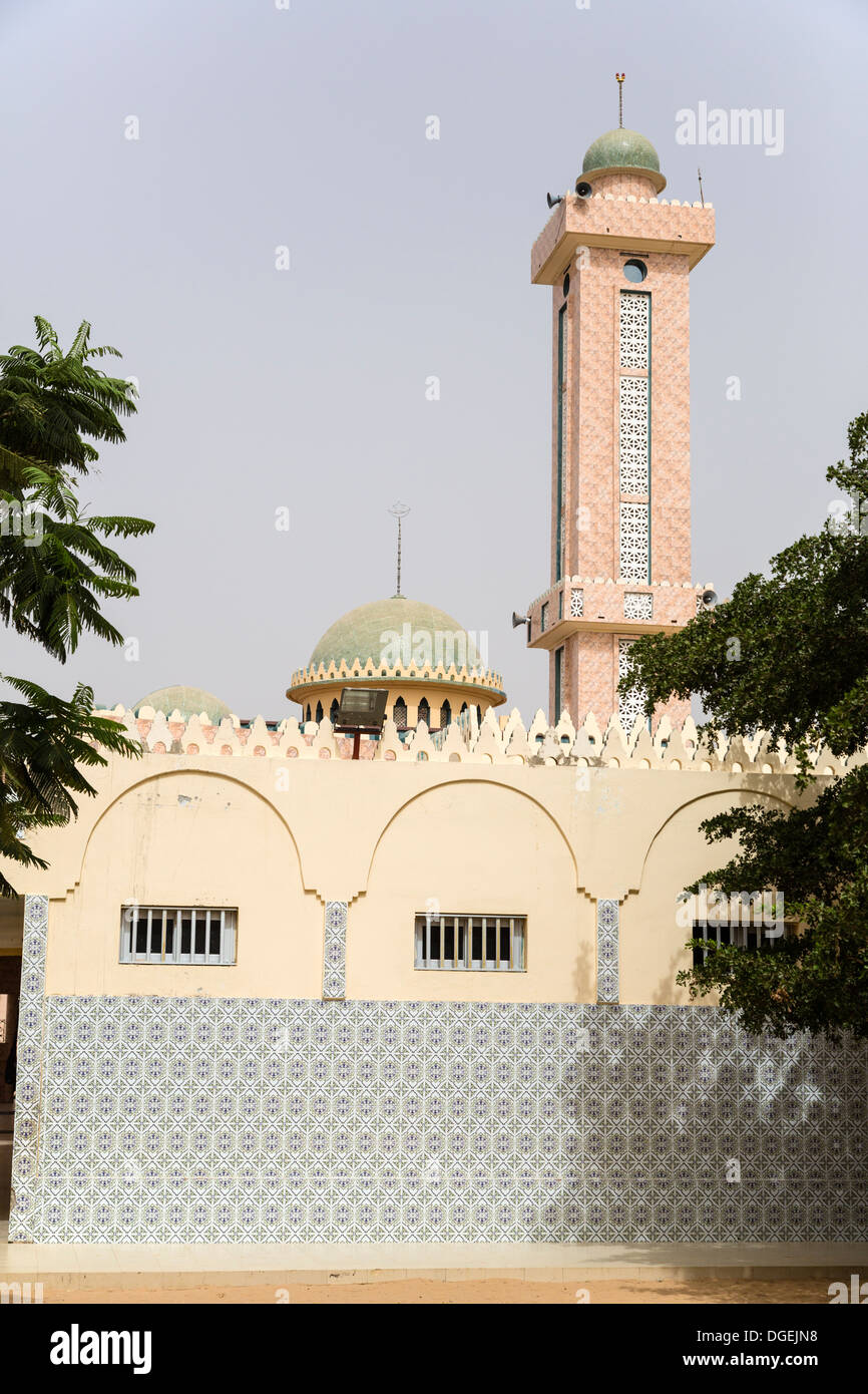 Le Sénégal, Tivaouane. Zawiya, mosquée, Minaret et d'Alhaji Malik Sy. Banque D'Images