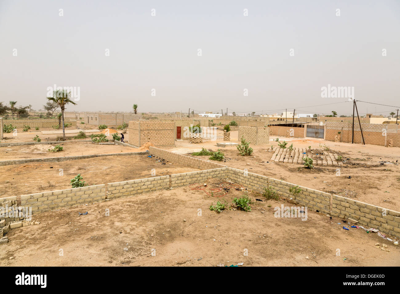 Le Sénégal, Tivaouane. Nouvelle construction s'étend la ville. Banque D'Images