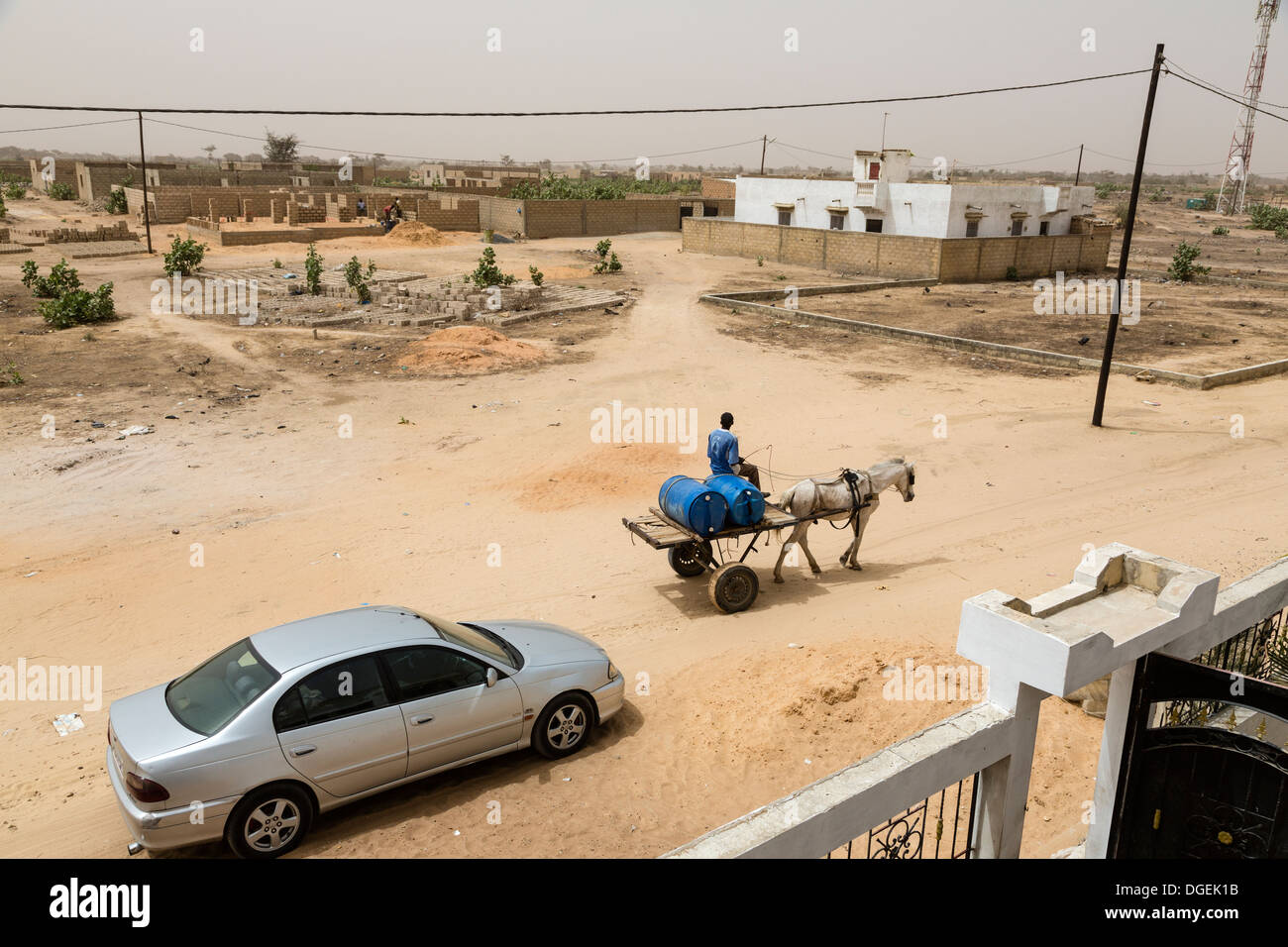 Le Sénégal, Tivaouane. Chariot fournit de l'eau dans des barils de nouvelles maisons que la ville se développe. Banque D'Images