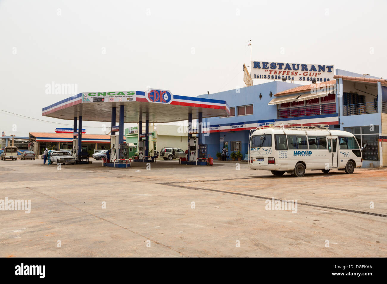 Le Sénégal. Station d'essence moderne complexe avec un Cyber Café et restaurant, dans la banlieue de Dakar. Banque D'Images
