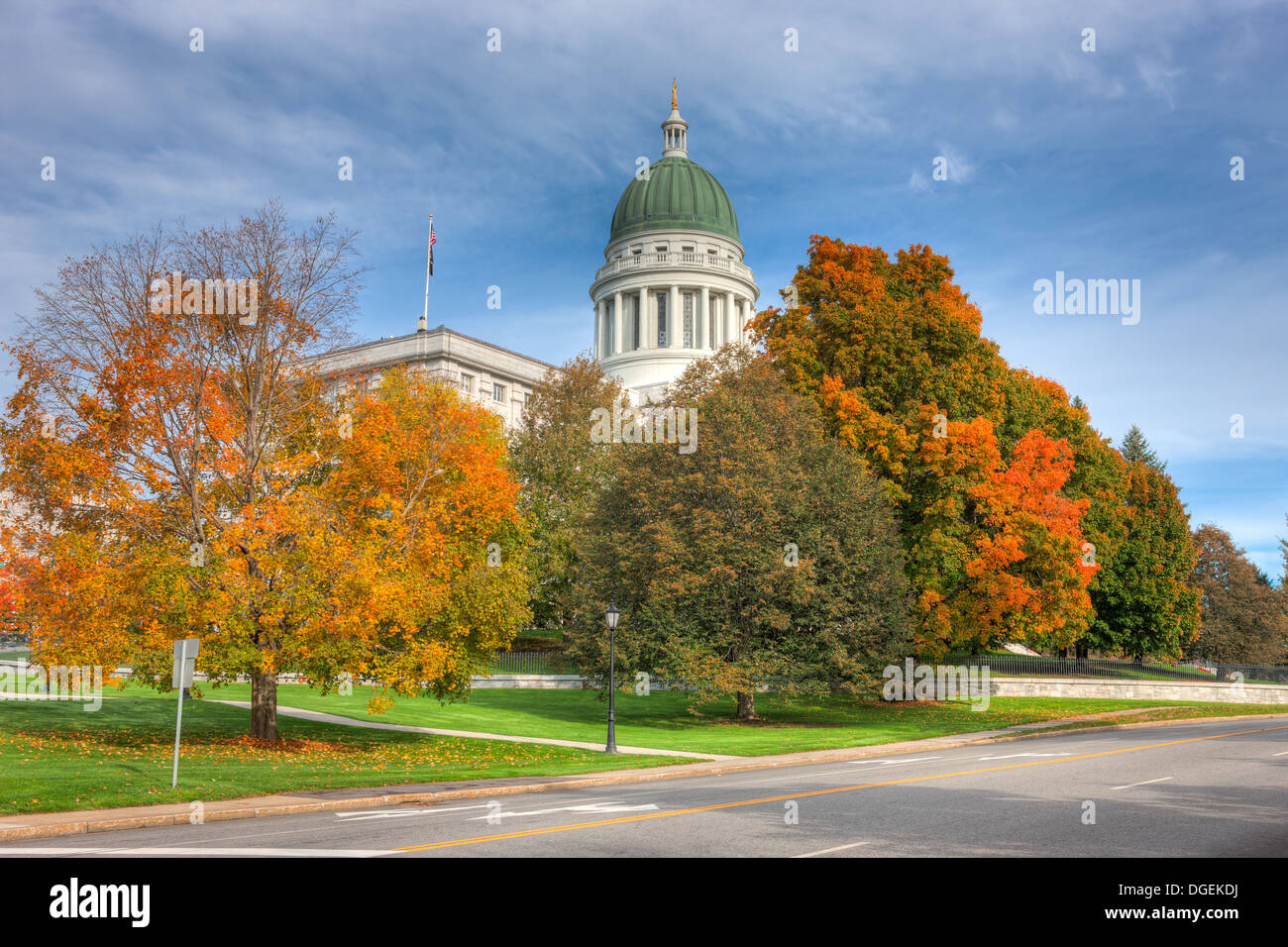 La Maine State House accentués par l'évolution des feuilles de l'automne feuillage de Augusta, Maine. Banque D'Images