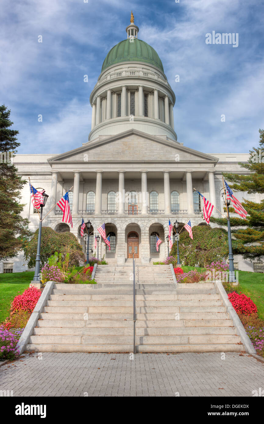 L'escalier des flancs des drapeaux américains à l'entrée avant de la Maine State House de Augusta, Maine. Banque D'Images