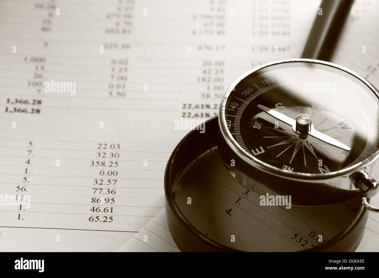 Budget de fonctionnement, loupe et boussole noir Banque D'Images