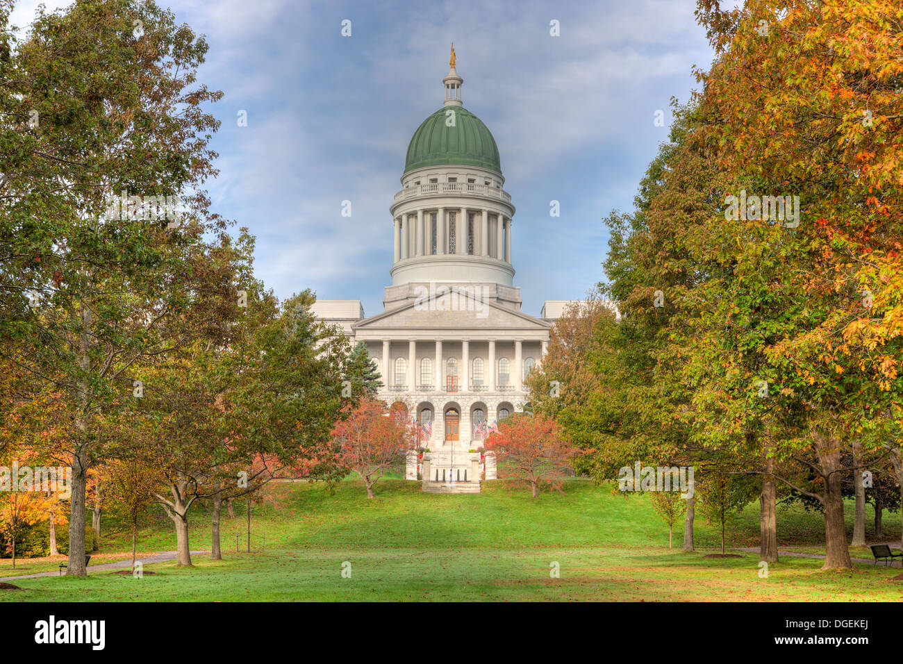 La Maine State House accentués par l'évolution des feuilles de l'automne feuillage de Augusta, Maine. Banque D'Images