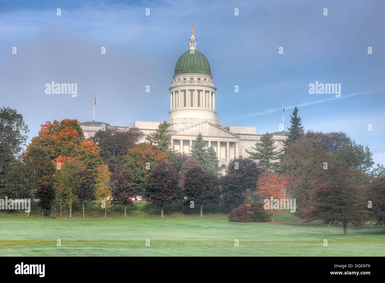 La Maine State House accentués par l'évolution des feuilles de l'automne feuillage de Augusta, Maine. Banque D'Images