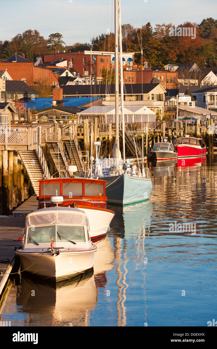 Bateaux et voiliers amarrés peu après le lever du soleil dans le port de Camden, Camden, Maine. Banque D'Images