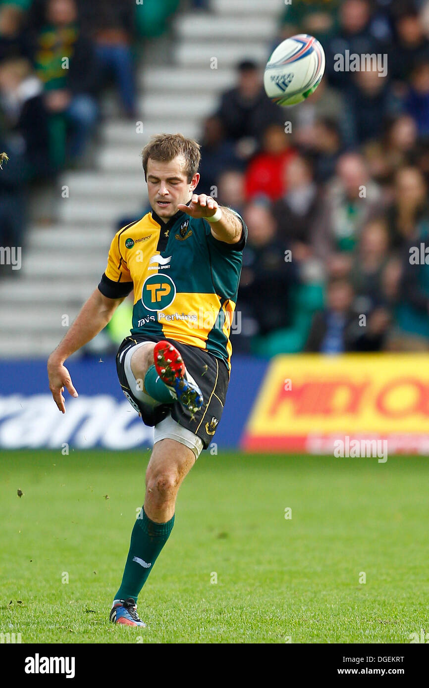 Northampton, Royaume-Uni. 20 Oct, 2013. Stephen Myler de Northampton redémarre le jeu. Action de la H Cup 2013-2014 1 2 Ronde match entre Northampton Saints (FRA) et Ospreys (WAL) joué au Franklin's Gardens, Northampton le dimanche 20 octobre 2013. Credit : Graham Wilson/Alamy Live News Banque D'Images