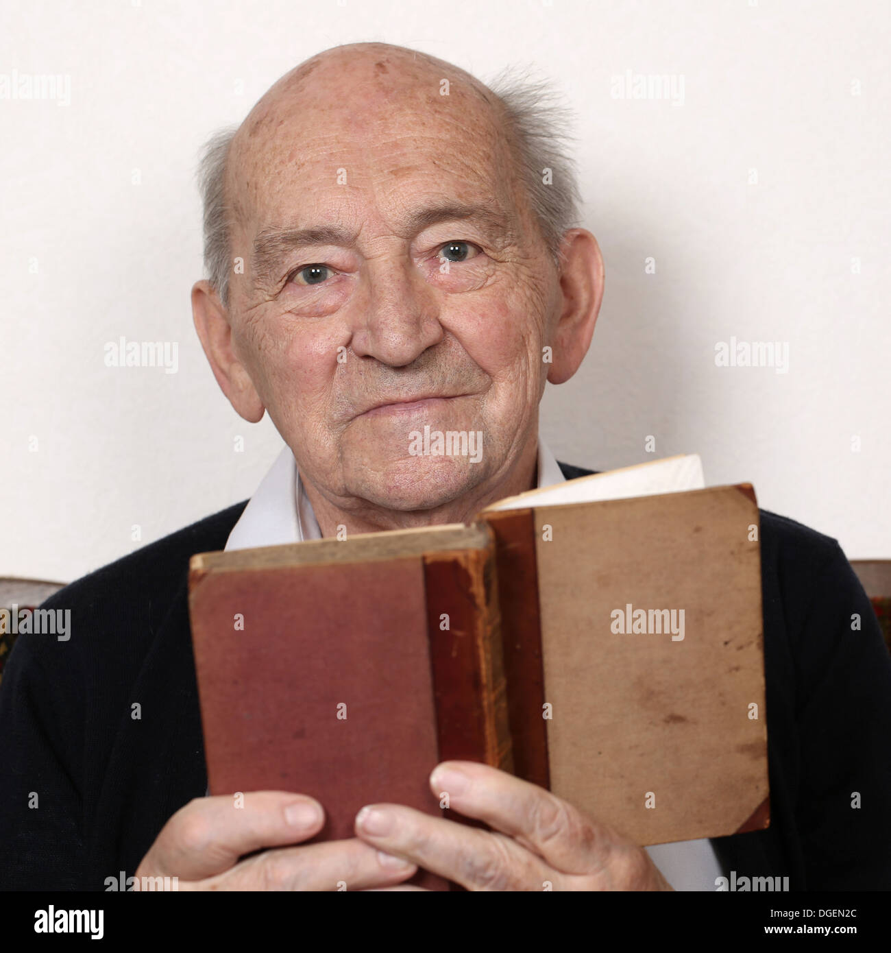 Portrait d'un grand-père la lecture de contes d'un vieux livre Banque D'Images