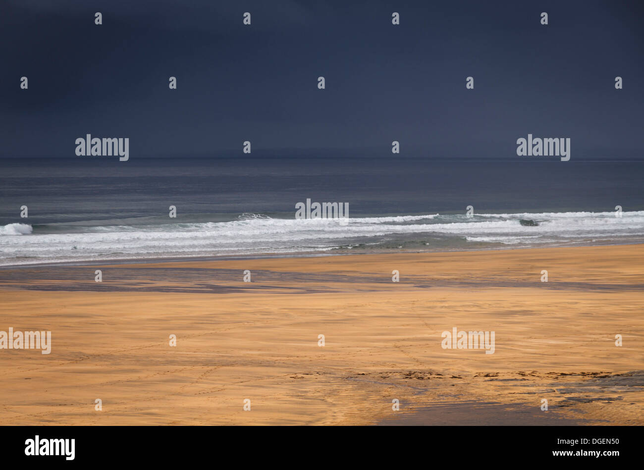 Une tempête de l'océan Atlantique s'approche de la côte ouest de l'Irlande à fanore beach, comté de Clare Banque D'Images